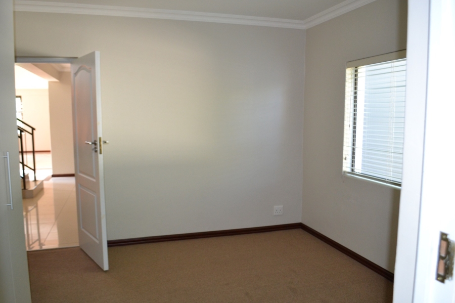 To Let 4 Bedroom Property for Rent in Beacon Bay Eastern Cape